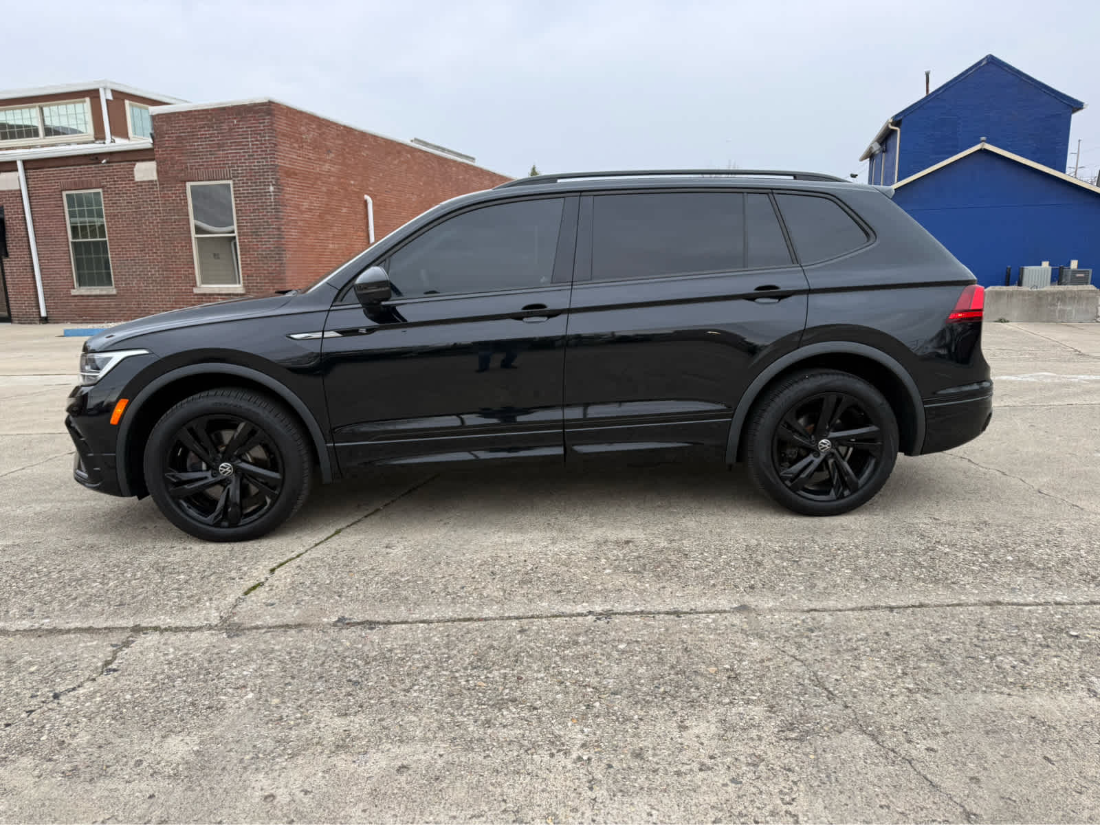 2024 Volkswagen Tiguan SE R-Line Black